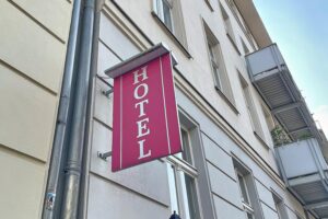 Beitragsbild: Ein belebtes Hotel mit Gästen, symbolisiert den Rekord an Übernachtungen 2025.