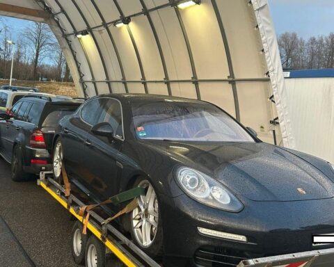 Zollbeamte beschlagnahmen Porsche Panamera wegen fehlender Zollanmeldung und ausstehender Einfuhrabgaben.