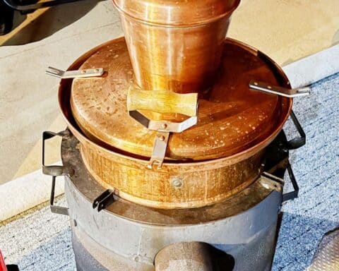 Zoll beschlagnahmt illegale Brennanlage und 60 Liter Schnaps in Cloppenburg.