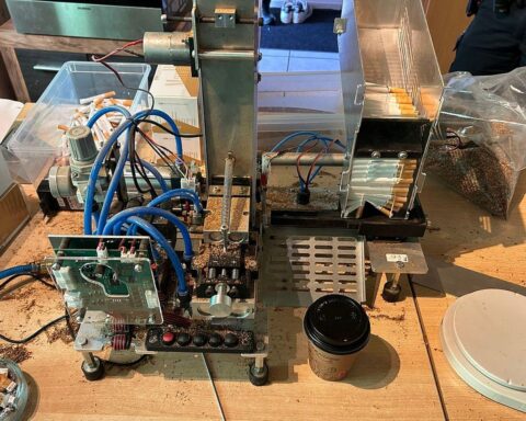 Zigarettenstopfmaschine in Wohnung; Zoll findet illegale Tabakproduktion und beschlagnahmt zahlreiche Zigaretten.