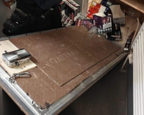 Versteck hinter einer Fliese mit unversteuertem Tabak und illegalen E-Zigaretten in Berlin.