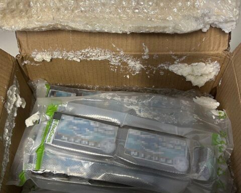 Paketsendung mit Bauschaum, darin Haschisch versteckt, Zollfahndungsamt entdeckt Drogenhandel.