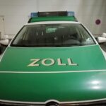 Zollbeamte kontrollieren Fahrzeug mit beschlagnahmtem Marihuana im Kofferraum und Müllsäcken.