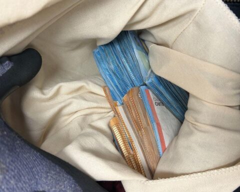 Beschlagnahmtes Bargeld vom Zoll, symbolisiert illegale Geldbewegungen und mögliche Geldwäsche.