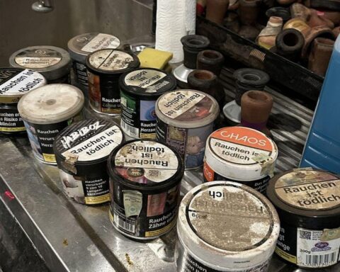 Zollbeamte beschlagnahmen illegale Tabakwaren in Shisha-Bars und Gaststätten in Neustadt und Germersheim.