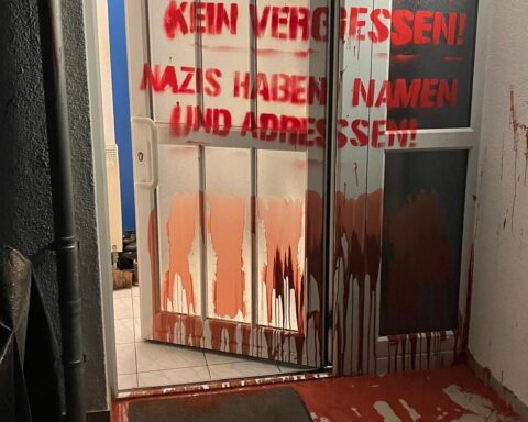 Farbanschläge auf AfD-Wohnhäuser, nächtliche Proteste, politische Spannungen in Darmstadt sichtbar.