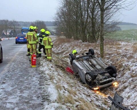 Unfallfahrzeug auf winterglatter Straße, Polizei sichert Spuren nach Verkehrsunfall mit Verletzten.