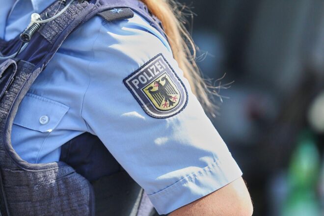Zwei Jugendliche in Mönchengladbach durch Zug-Sog verletzt