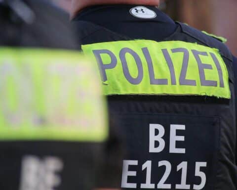 Polizisten nehmen zwei Männer nach Betrugsversuchen mit gestohlenen Bankkarten fest.