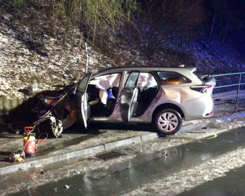 Schwerer Verkehrsunfall: beschädigter Pkw, Feuerwehr im Einsatz, Rettungsdienst behandelt verletzte Personen.