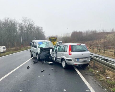 Schwerer Verkehrsunfall mit zwei verletzten Personen und beschädigten Fahrzeugen auf der Straße.