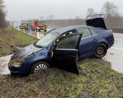 Zwei Verkehrsunfälle auf Autobahn A3, Feuerwehr und Rettungsdienst im Einsatz, Verletzte.