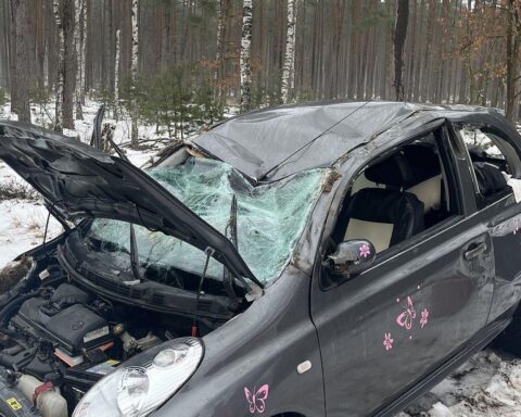 Ein beschädigter Pkw nach Verkehrsunfall, Polizei untersucht die Szene, Verletzte wurden ins Krankenhaus gebracht.