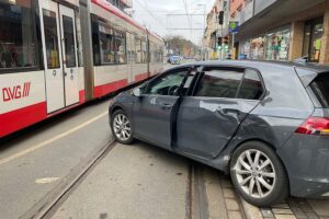 Zwei verletzte Personen nach Straßenbahn-Unfall mit Pkw in Mülheim an der Ruhr.