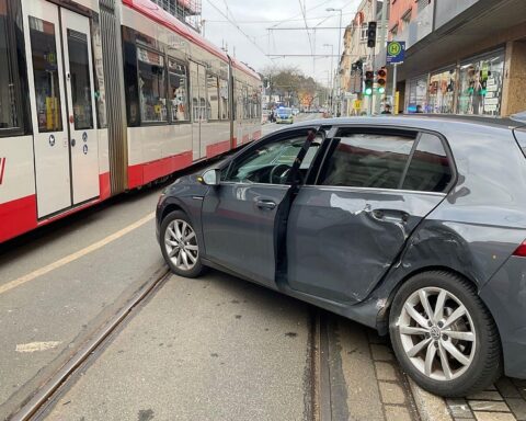 Zwei verletzte Personen nach Straßenbahn-Unfall mit Pkw in Mülheim an der Ruhr.