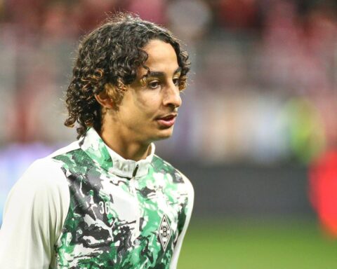 Bayern-Spieler jubeln nach 4:1-Sieg gegen Gladbach, Dominanz und Tore im Stadion festgehalten.