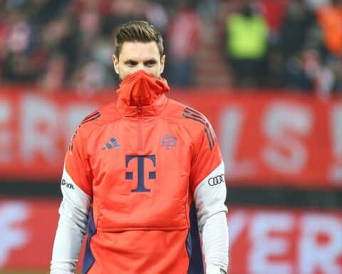 Ein intensives Fußballspiel zwischen Bayern und Leverkusen mit zahlreichen Zweikämpfen und Platzverweisen.