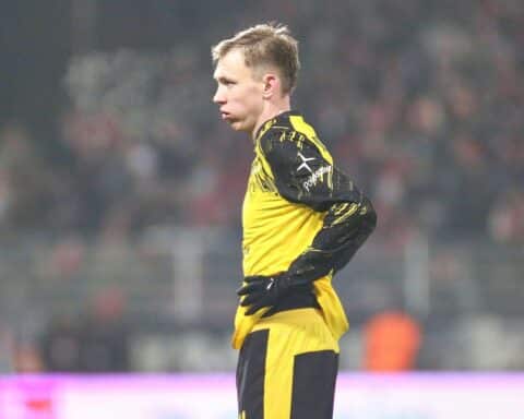 Dortmundspieler jubeln nach Tor, Kölner enttäuscht – spannende Bundesliga-Atmosphäre eingefangen.