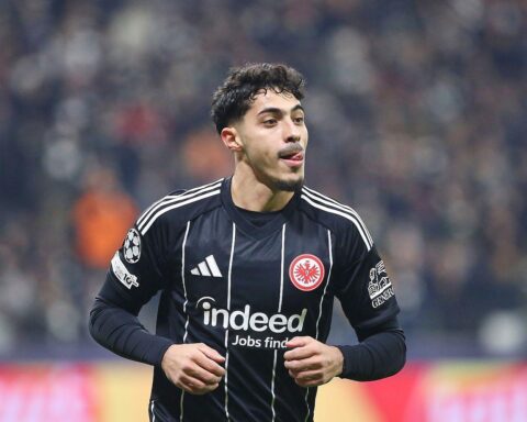 Eintracht Frankfurt feiert 2:0-Sieg gegen SC Freiburg mit emotionalen Spielmomenten und jubelnden Spielern.