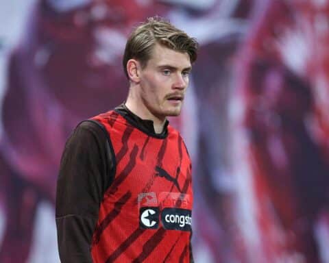 Freiburger Spieler jubeln über den 2:1 Sieg gegen St. Pauli, festgehalten in einem emotionalen Moment.