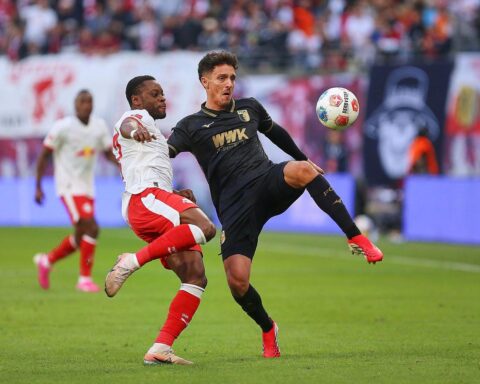 RB Leipzig feiert dramatischen 2:1-Sieg gegen FC Augsburg nach Rückstand. Fußballatmosphäre pur!