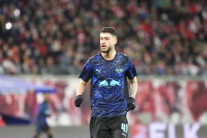 RB Leipzig feiert den Sieg gegen HSV, Romulo gratuliert, Spielatmosphäre im Stadion.
