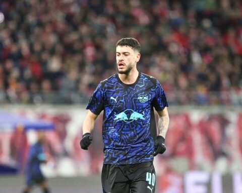 RB Leipzig feiert den Sieg gegen HSV, Romulo gratuliert, Spielatmosphäre im Stadion.