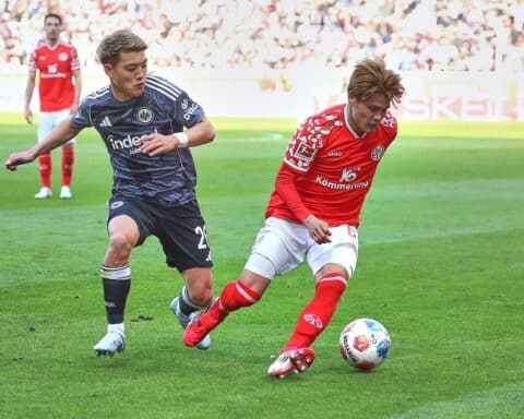 Mainz 05 feiert nach späten Tor gegen Frankfurt einen wichtigen 2:1-Sieg im Bundesliga-Spiel.