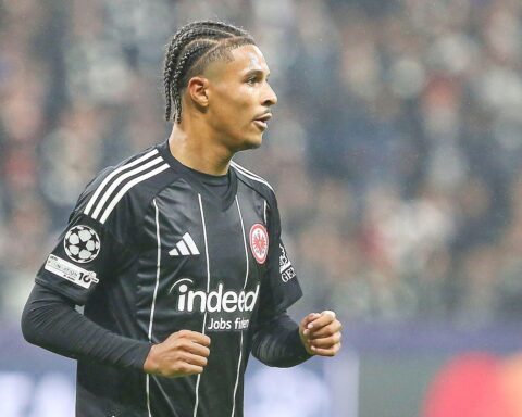 Zwei Fußballmannschaften in Aktion, Defensivstrategien, kein Tor, spannende Spielmomentaufnahmen im Stadion.