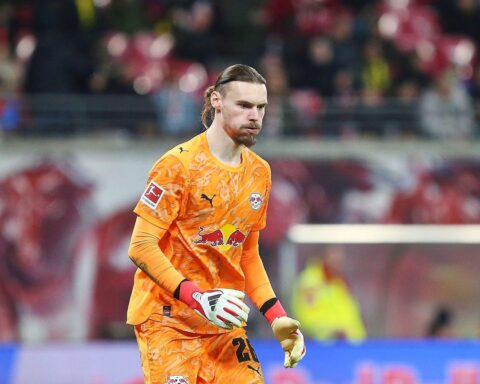 VfB Stuttgart jubelt über 1:0-Sieg gegen RB Leipzig, entscheidender Fehler des Torwarts.