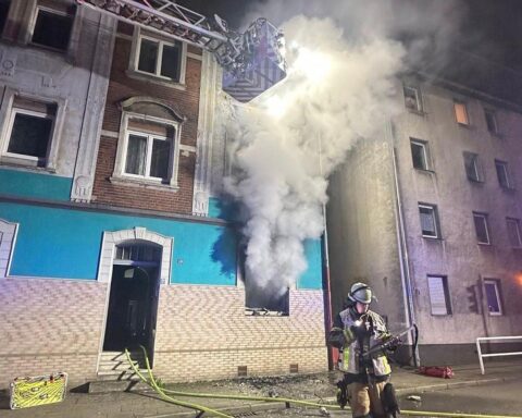 Feuerwehr bei großem Wohnungsbrand, Rettung von 14 Personen aus Mehrfamilienhaus in Essen.