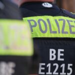 Polizei sichert Drogen, Schusswaffe und Festnahmen in Wohnungsdurchsuchung in Berlin-Friedrichshain.