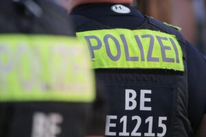 Polizei begleitet Demo in Bremen-Mitte - Pyro und Beleidigungen Friedliche Demonstration mit Polizei, Pyrotechnik und vereinzelt polizeifeindlichen Parolen in Bremen.