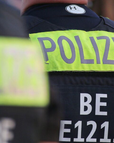 Polizei sichert Drogen, Schusswaffe und Festnahmen in Wohnungsdurchsuchung in Berlin-Friedrichshain.