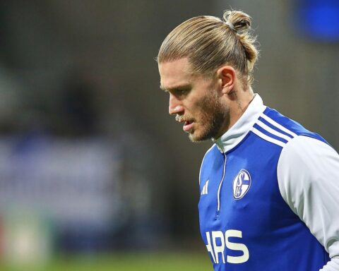 Zwei Fußballspieler im intensiven Zweikampf auf dem Platz während eines Bundesliga-Spiels.