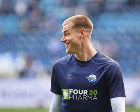 Fußballspieler feiern Sieg: SV Elversberg besiegt Bielefeld 3:1 in der 2. Bundesliga.