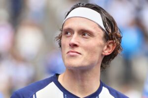 Hertha BSC jubelt über 5:2-Sieg in Düsseldorf, Spieler feiert Torerfolg begeistert.