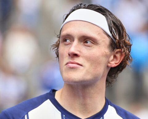 Hertha BSC jubelt über 5:2-Sieg in Düsseldorf, Spieler feiert Torerfolg begeistert.