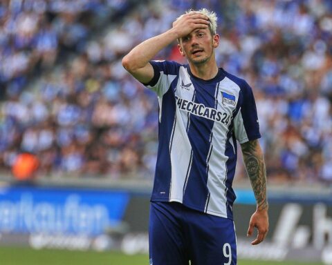 Hertha BSC und VfL Bochum, emotionale Spielszenen, unentschieden, Fußball-Atmosphäre, Zuschauer jubeln.