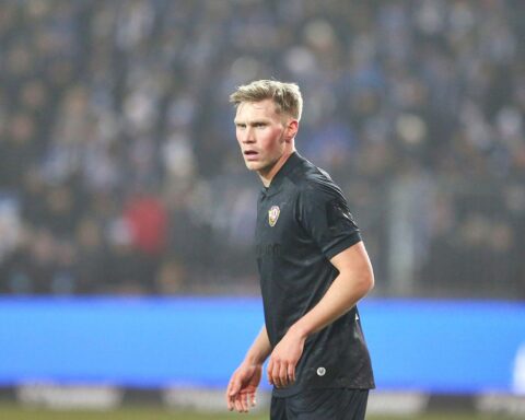 Karlsruher SC und Dynamo Dresden im spannenden Fußballspiel, Endstand 3:3, emotionale Momente.