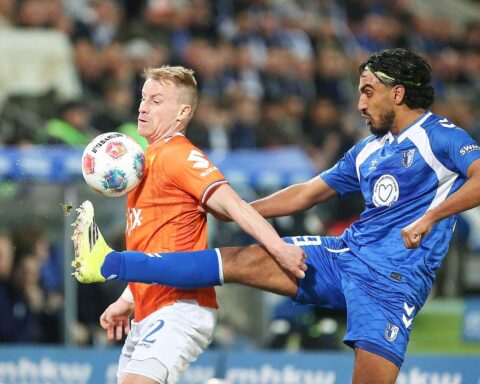 Fussballspiel zwischen 1. FC Magdeburg und Darmstadt 98, spannungsgeladene Atmosphäre auf dem Spielfeld.