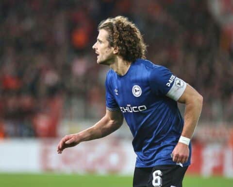 Zwei Fußballmannschaften im Zweikampf, Spannung und Emotionen in einem Ostwestfalen-Duell.