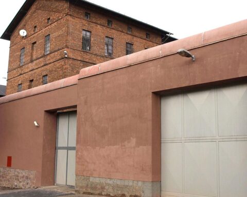 Illustration eines Gefängnisses, symbolisierend die Haft des Täters nach versuchtem Totschlag.