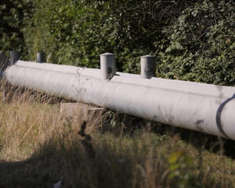 Fernwärmeleitung mit Wärmeüberträgerstationen und Wärmespeicher in Senftenberg für nachhaltige Energieversorgung.