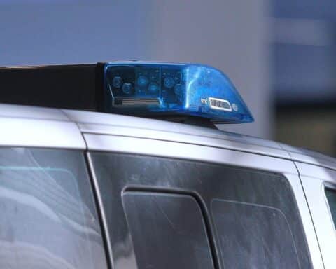 Polizisten überprüfen den Tatort einer gewalttätigen Auseinandersetzung in Wuppertal.