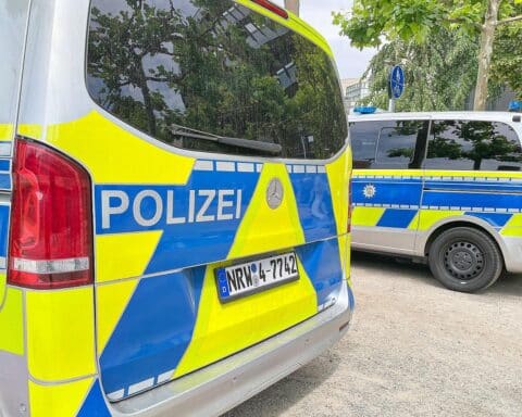 Unfallstelle mit Bus und Fußgänger, Polizei sichert Spuren, Trauer um verstorbene Seniorin.