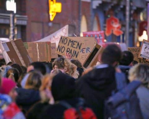 Frauen demonstrieren zum Internationalen Frauentag für Gleichberechtigung und Rechte in Sachsen-Anhalt.
