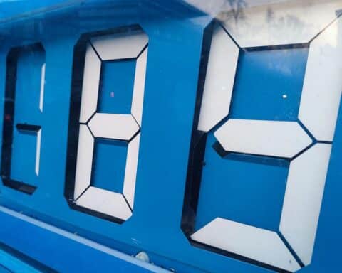 Preisanzeige an einer Tankstelle mit hohen Kraftstoffpreisen und einem ADAC-Warnhinweis über Preisregulierung.