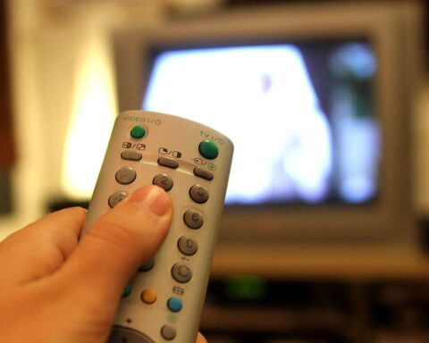 Fernsehzuschauer mit Fernbedienung, Symbol der bevorstehenden Senderabschaltungen bei ARD und ZDF.