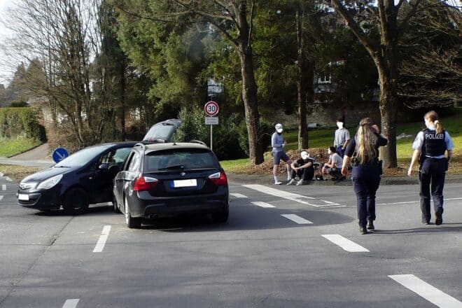 Abbiegeunfall in Waldbröl verletzt Fahrer leicht